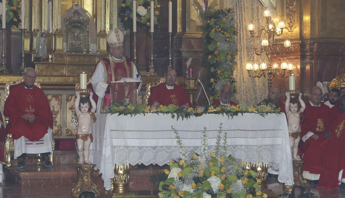 Solemne misaen la iglesia mayor de El Salvador oficiada por Lorca Planes