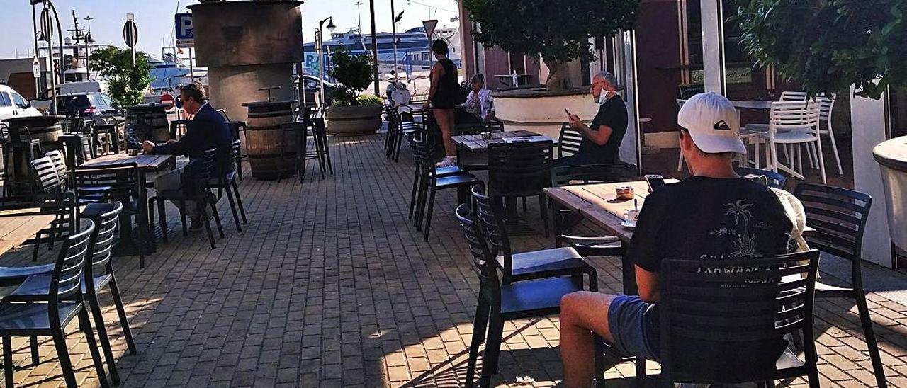 La terraza de un bar-cafetería de la zona de Marqués de Campo que da al puerto.