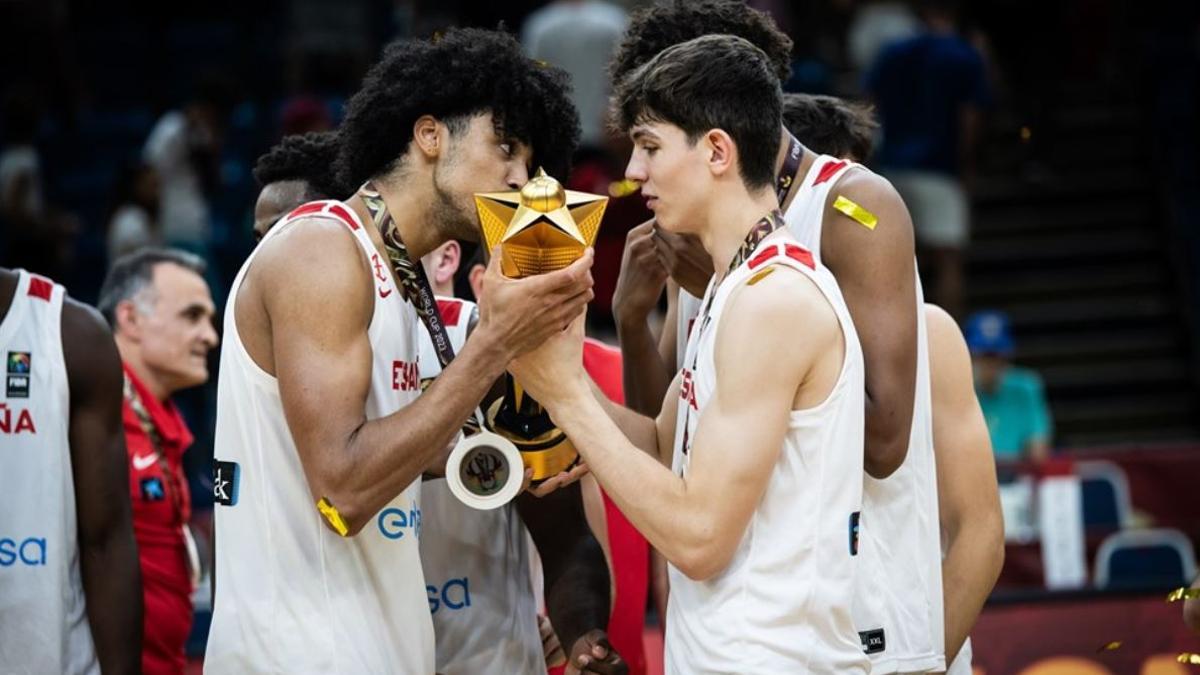 Izan, MVP del Mundial U19, junto a Sergio de Larrea (Valencia BC)