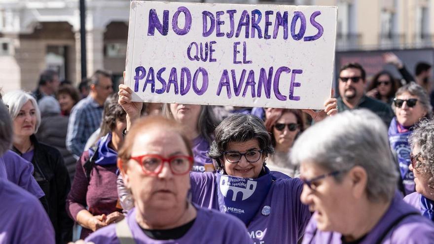 Las calles de Extremadura se llenan de consignas feministas y "No a la guerra" en el Día de la Mujer