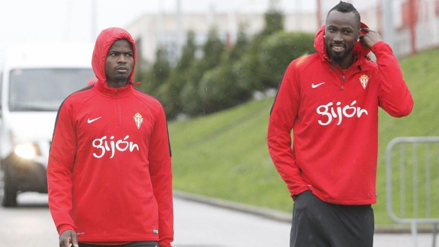 Elderson, con la capucha puesta, junto a Traoré en Mareo.