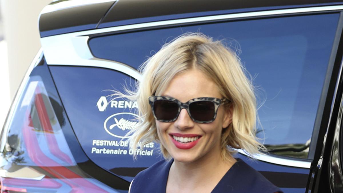 Sienna Miller, sonriente al llegar a Cannes