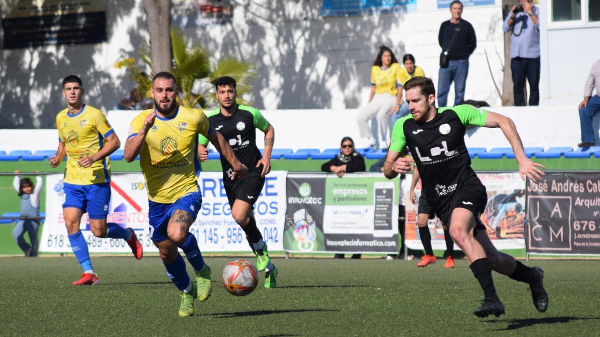 Lance del partido del Ciudad de Lucena en Conil.