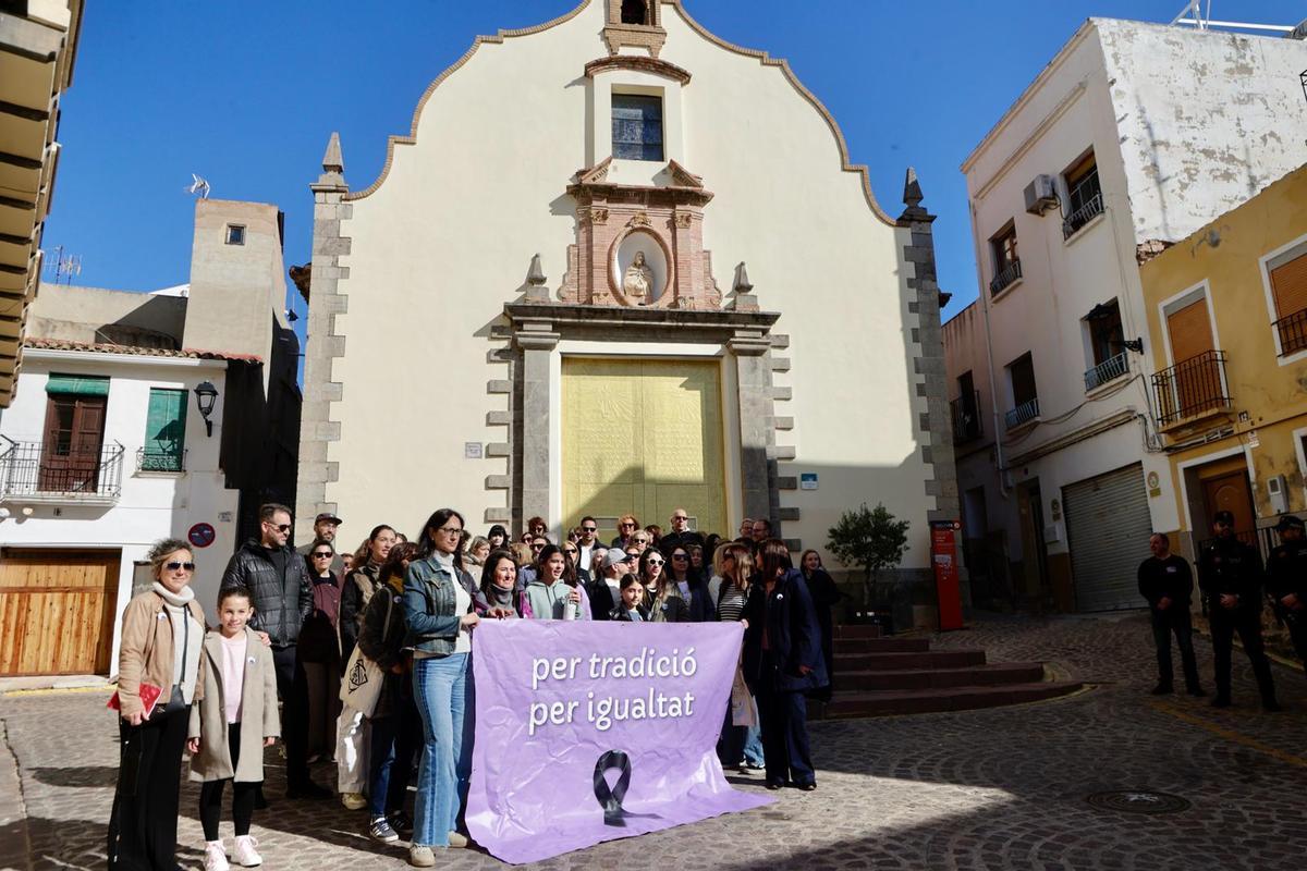 Las mujeres protestan ante la iglesia de Santa María donde se realiza la votación.