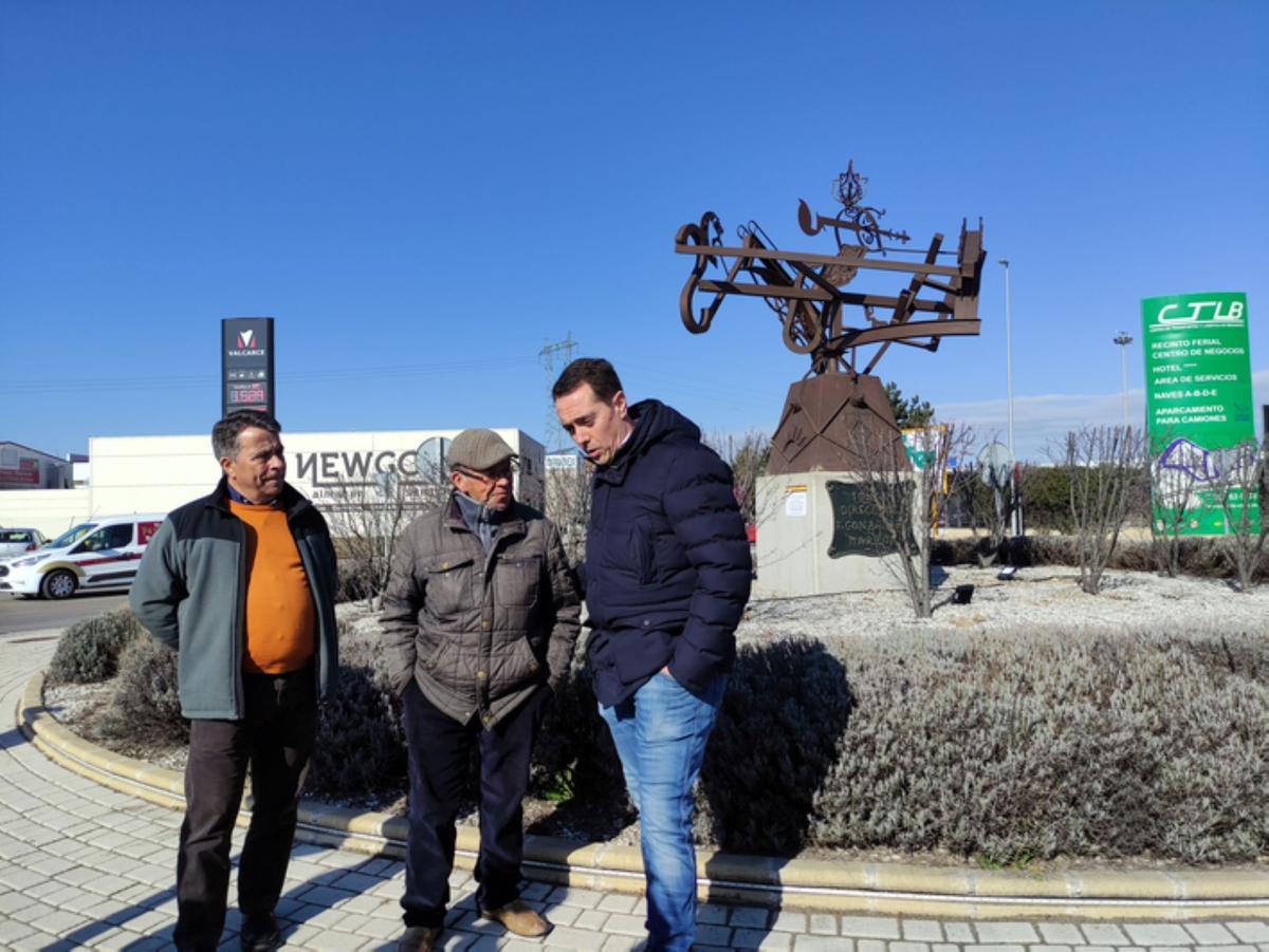 El artista local (en el centro) junto al alcalde (derecha) y el concejal de Bienestar Social, junto a la escultura. / E. P.