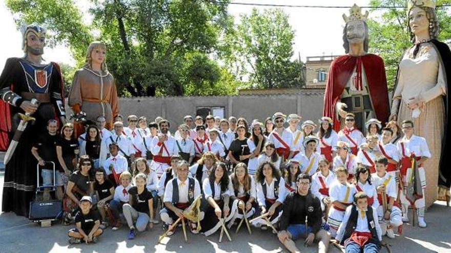 Artés reuneix en un mateix ball els seus quatre gegants per primer cop en 9 anys