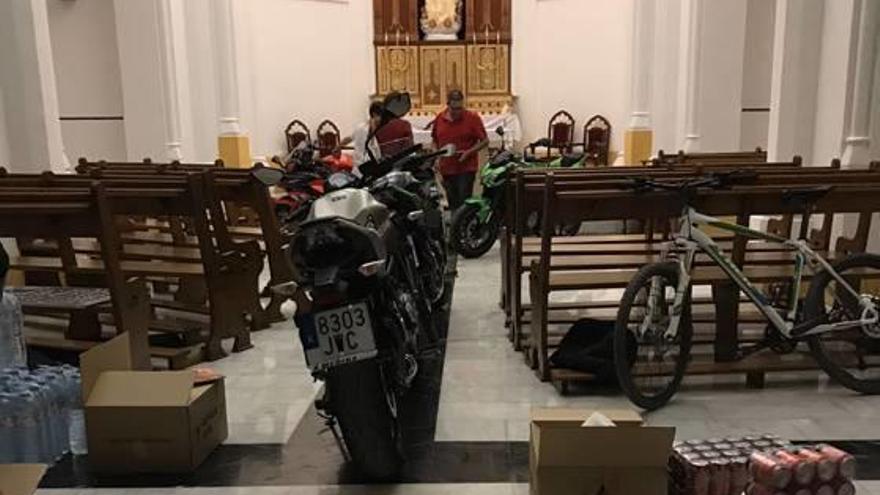 Además de los vehículos, en el interior del templo se metieron cajas y bebidas.