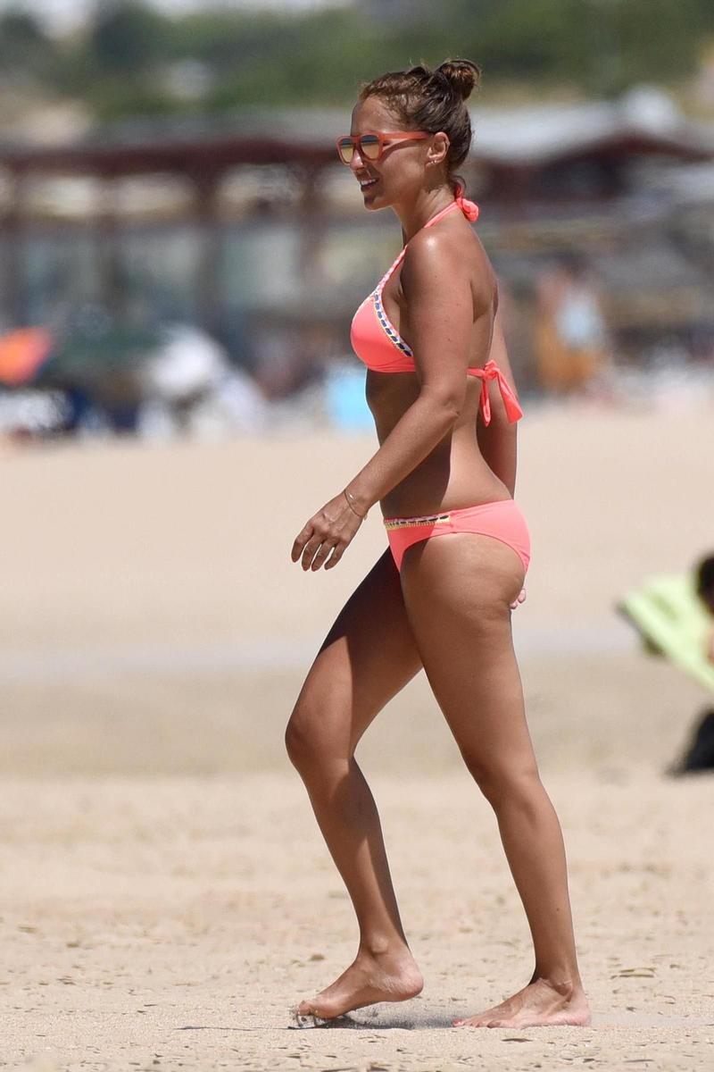 Paula Echevarría y su bikini naranja de Calzedonia en las playas de Cádiz