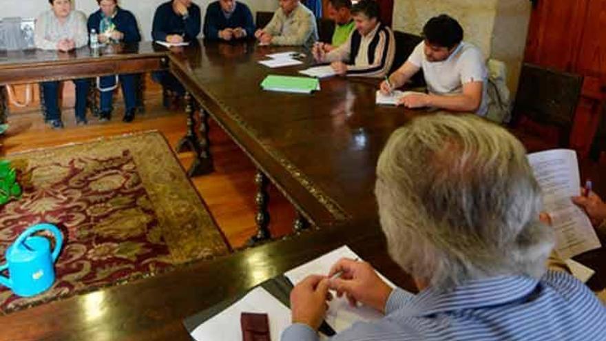 Reunión entre los representantes municipales y vecinales.// G. Santos