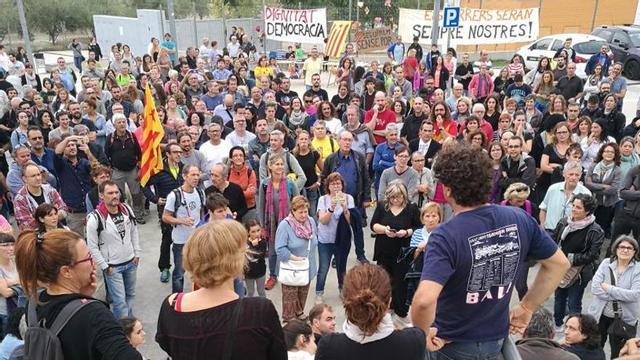 Concentració de rebuig el 3-O contra la càrrega policial que va tenir lloc a l'escola.