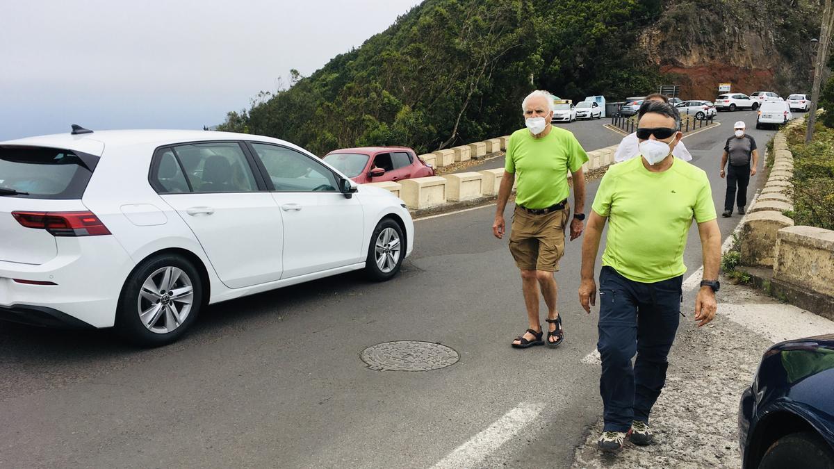 Vecinos y visitantes de Roque Negro, en el interior de Anaga.