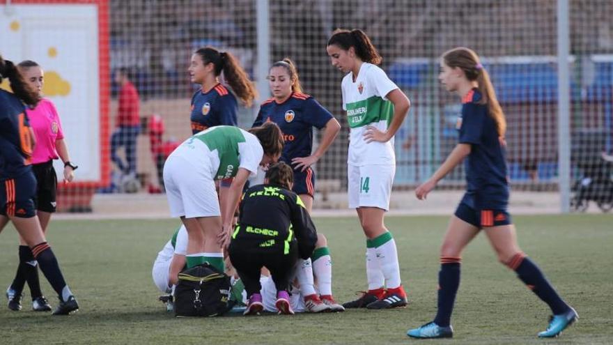 Una jugadora del Elche siendo atendida tras una lesión