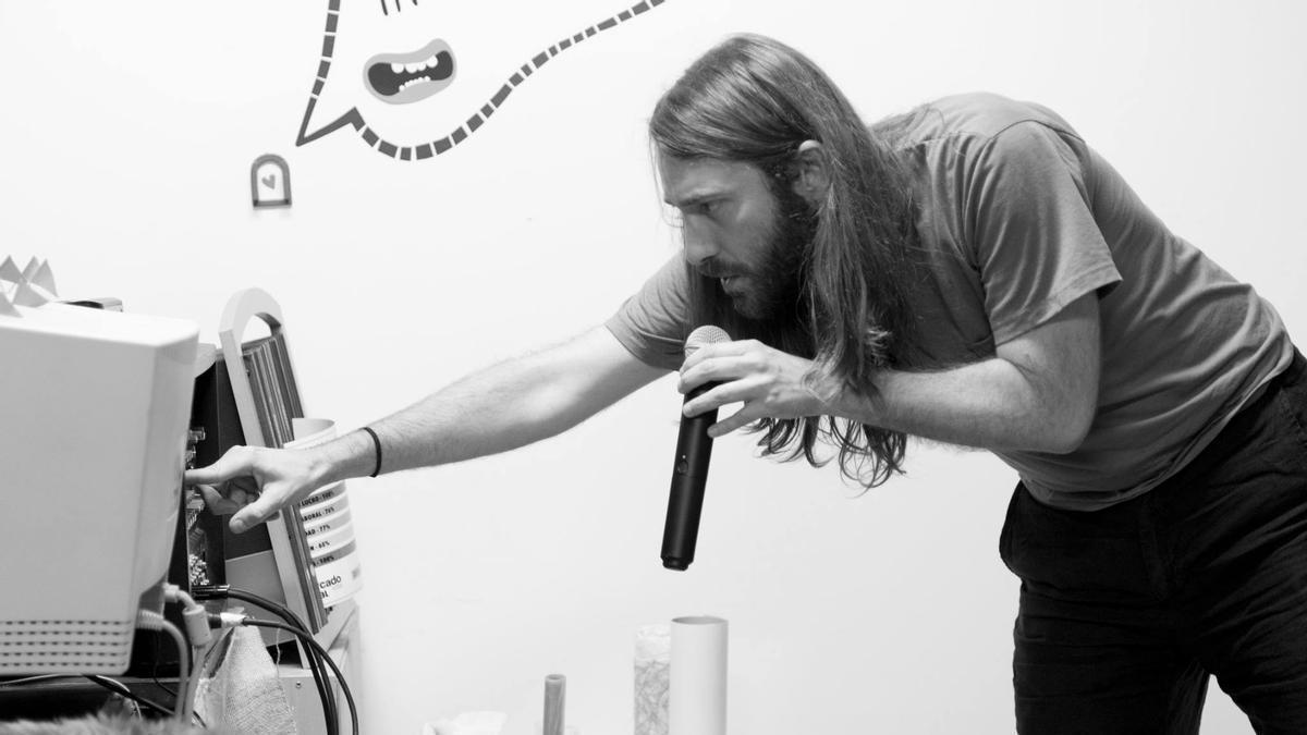 El poeta sonoro y músico experimental Gustavo Giménez