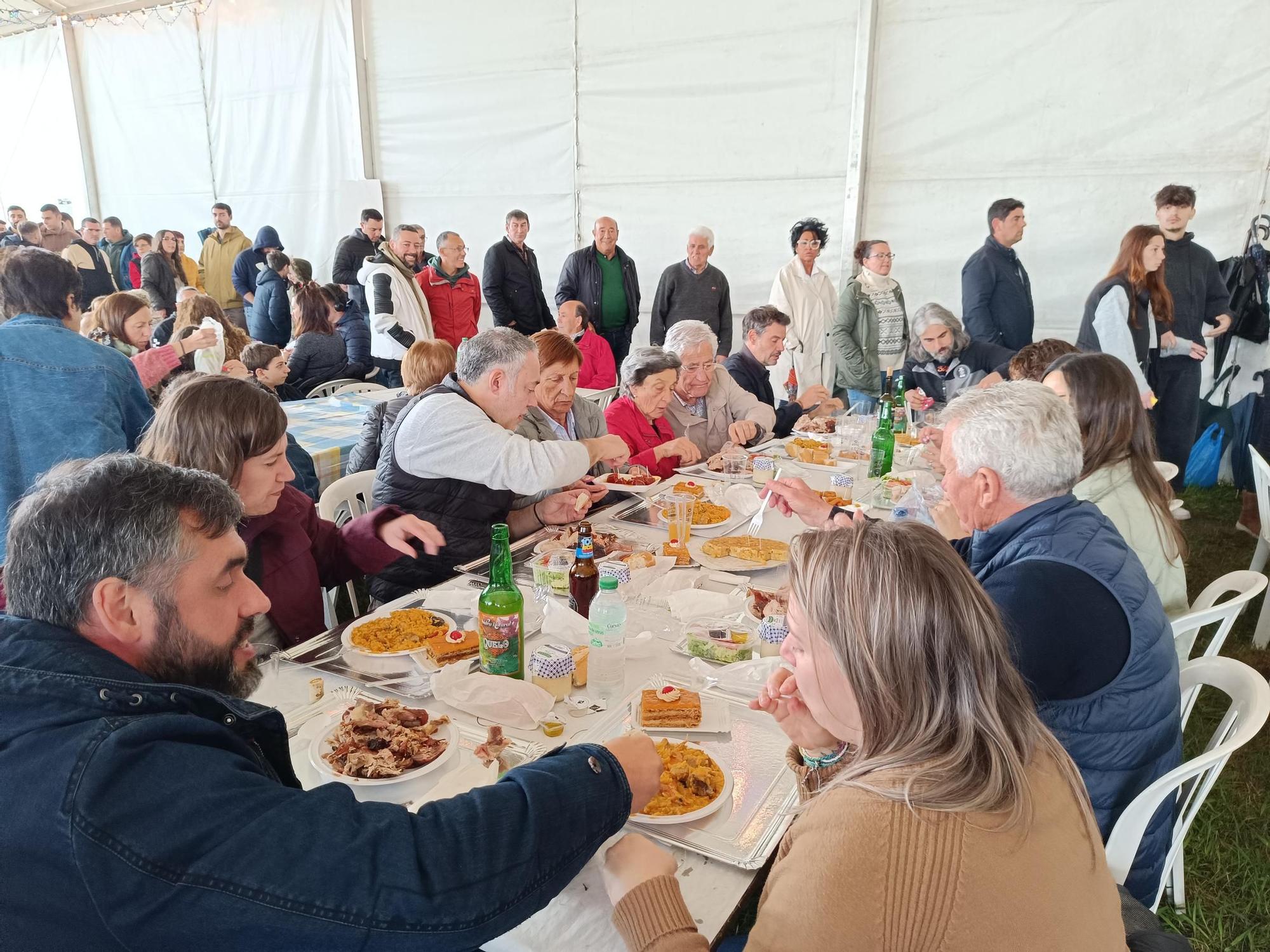 Compartiendo mesa y mantel en las fiestas de Meres, en Siero