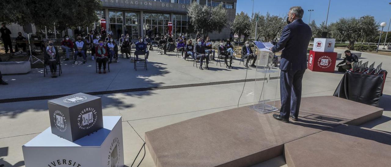 Un acto de la Universidad Miguel Hernández de Elche, con el rector dirigiéndose a los asistentes