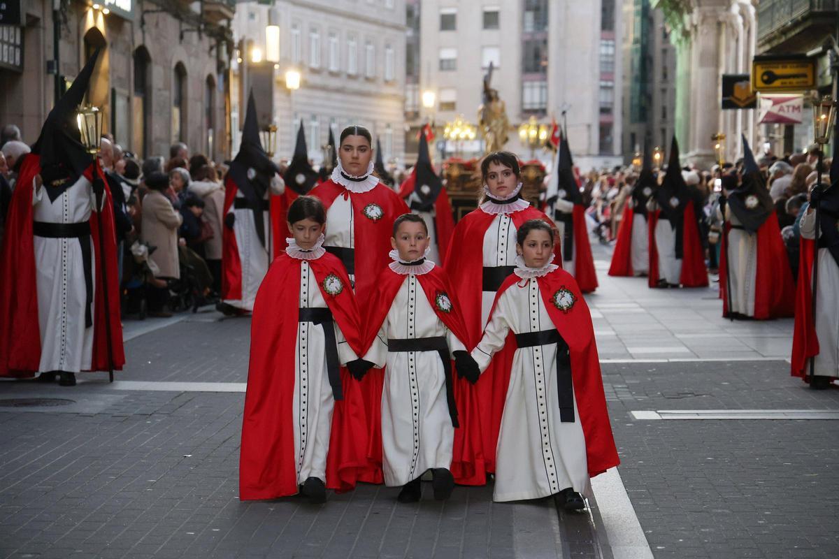 Cofrades a la llegada de la procesión en la calle Michelena.