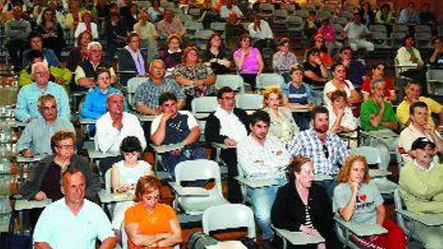 Un momento de la asamblea celebrada ayer en Monte Porreiro. / rafa Vázquez