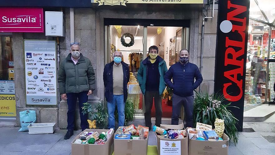 The Casa Paco Group gathers 300 kilos of food to donate to Cáritas