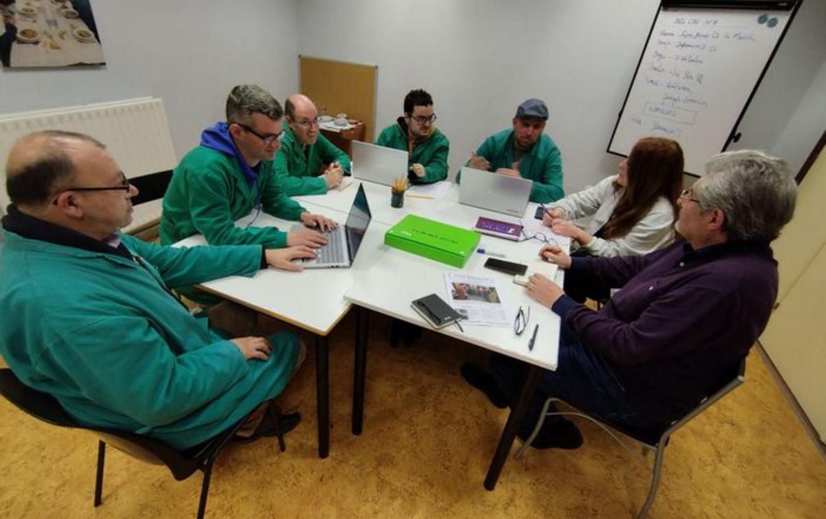 Los «periodistes», na so visita al Ayuntamientu de Llangréu, col Alcade nel centru. | D. O.