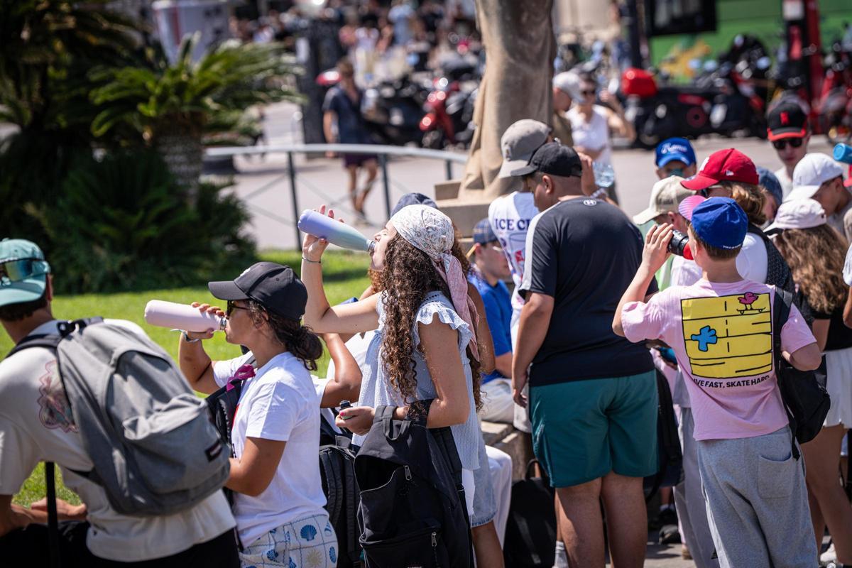 Vecinos y turistas buscan refugio en las sombras, se hidratan y tratan de sobrellevar la intensa ola de calor que afecta a la ciudad. A 9 de julio de 2026.