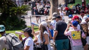 Vecinos y turistas buscan refugio en las sombras, se hidratan y tratan de sobrellevar la intensa ola de calor que afecta a la ciudad. A 9 de julio de 2026.