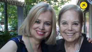 La actriz Emma Ozores junto a su madre, Elisa Montés