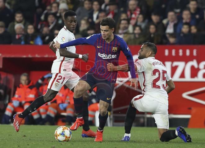 Sevilla FC, 2 - FC Barcelona, 0, Philippe Coutinho disputando el balón.