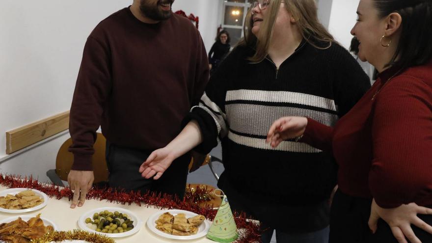 Arriba, Álvaro Alonso , Virginia Cepas y Yaiza Graña, preparan la merienda antes de las campanadas | FIRMA