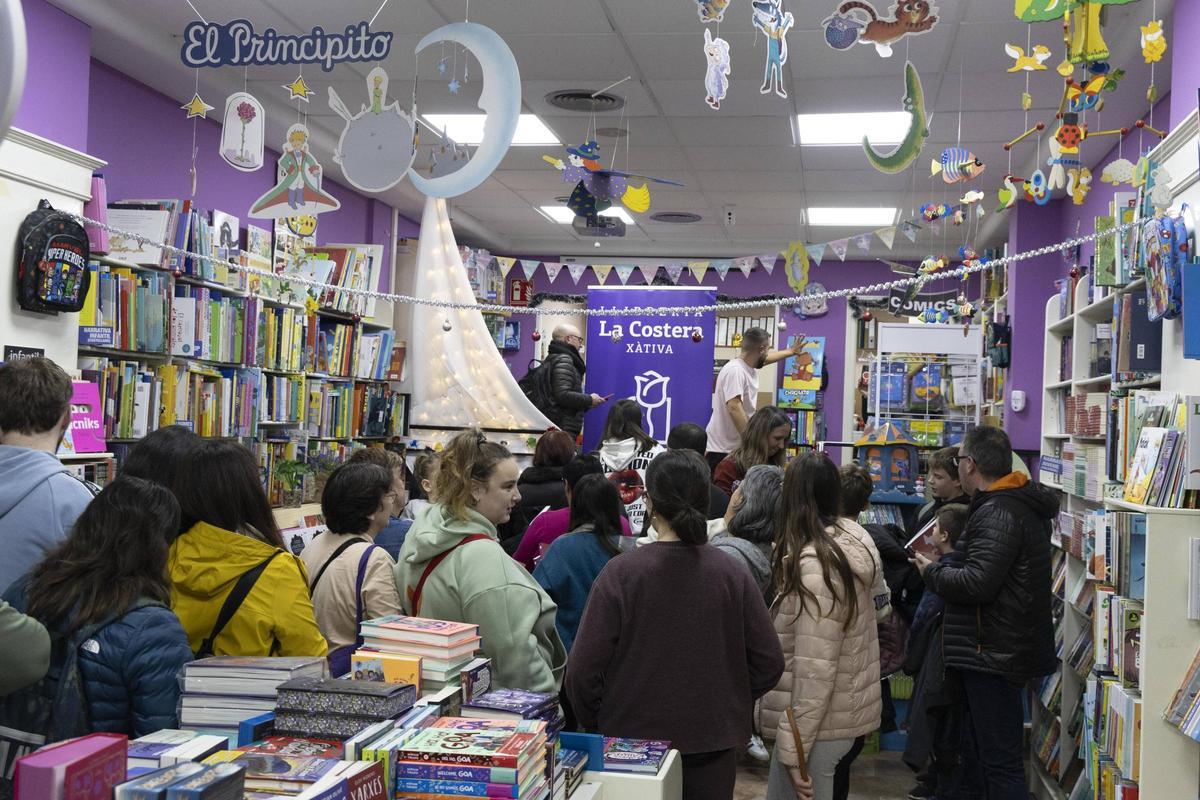 Asistentes a una actividad en la Llibreria La Costera de Xàtiva.