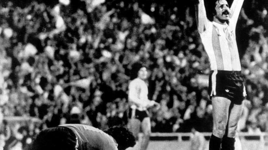 Leopoldo Luque celebra el 6-0 de Argentina con el portero peruano Ramón Quiroga en el suelo.