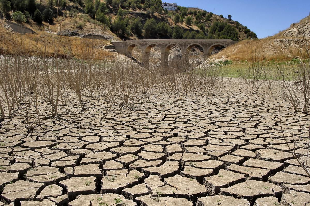 La situación del pantano de Iznájar, en imágenes