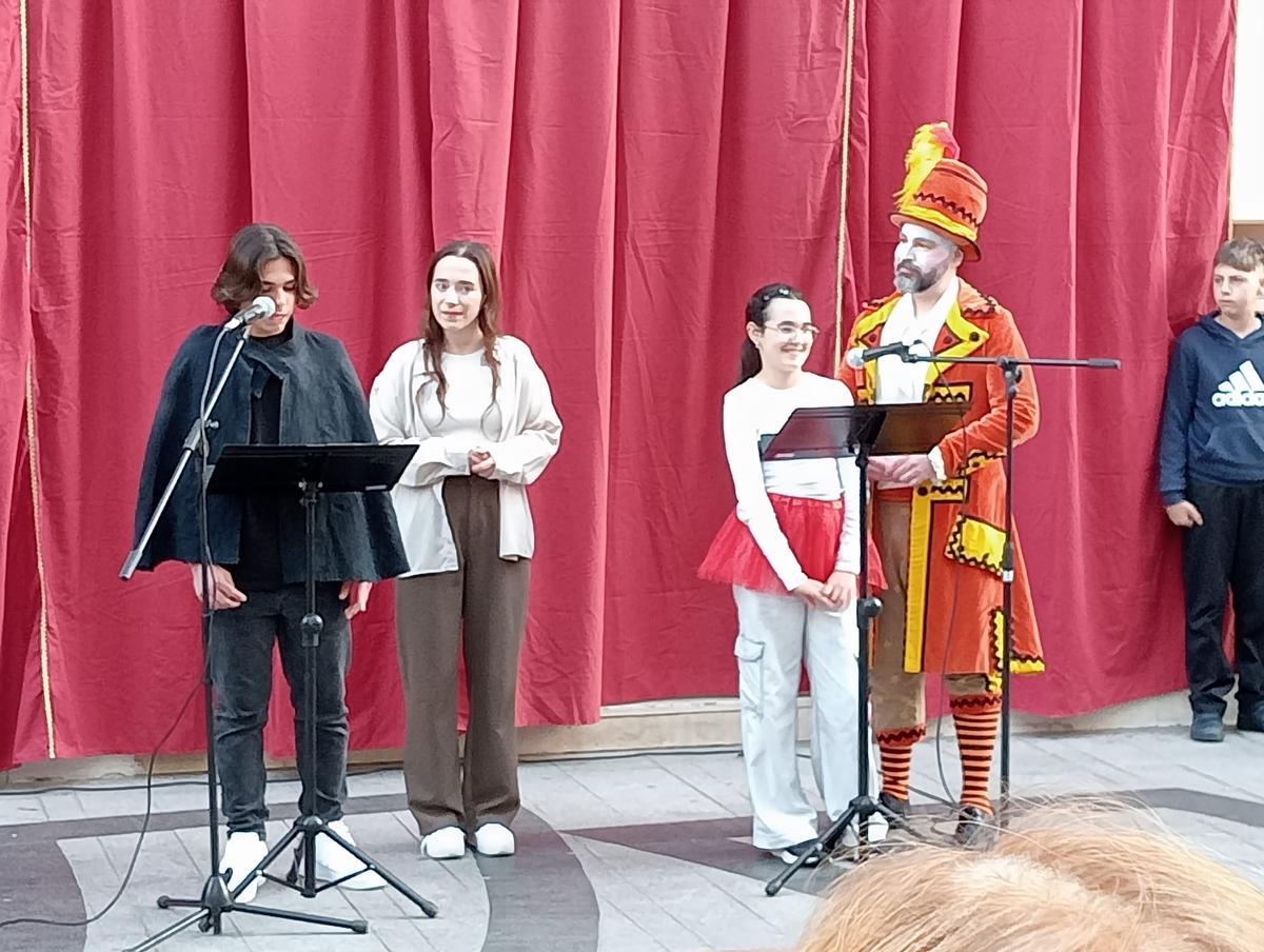 La lectura del manifiesto a las puertas del Teatre Serrano