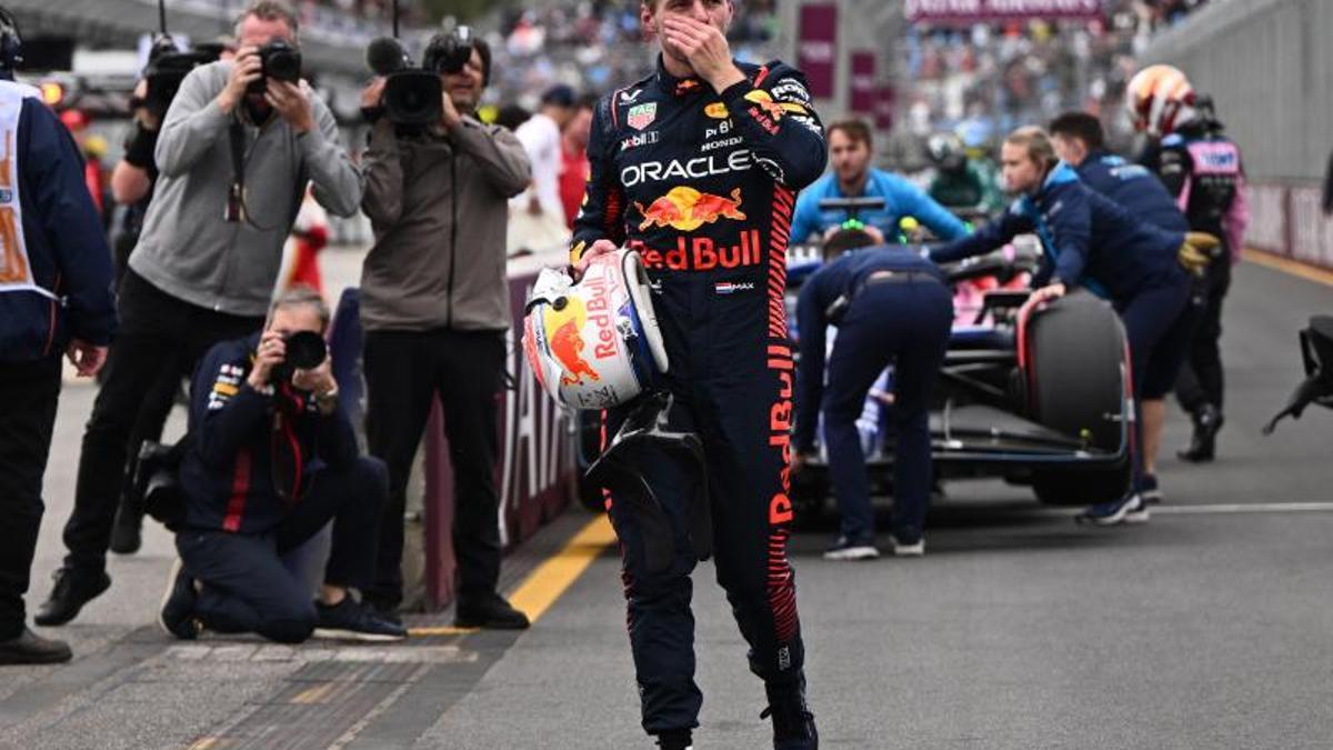 Verstappen, en el pit lane