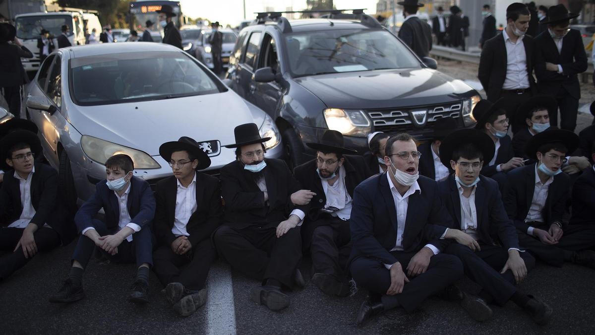 Judíos ultraortodoxos durante una protesta contras las restricciones impuestas contra el coronavirus en Israel.