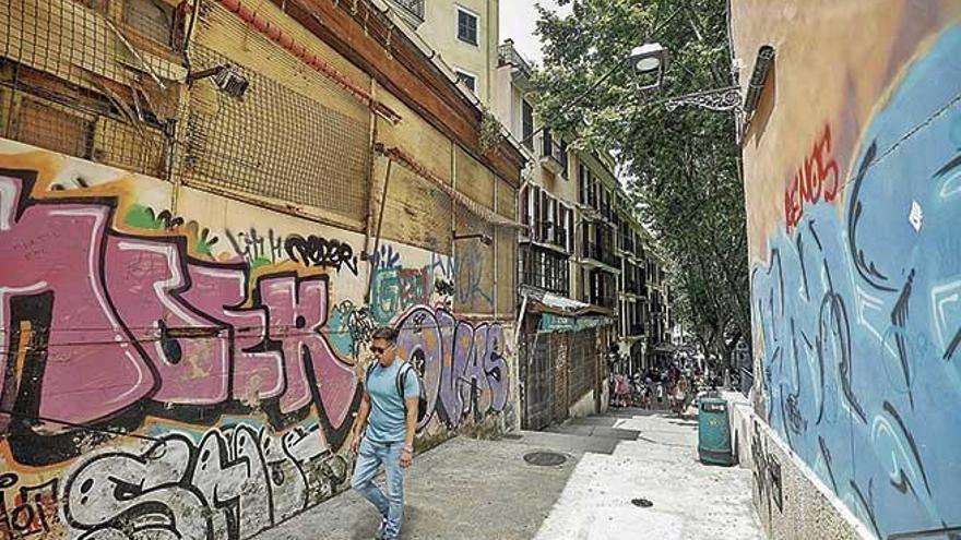 La situaciÃ³n actual de la calle Costa del Teatre: las casetas abandonadas y las fachadas llenas de grafiti.