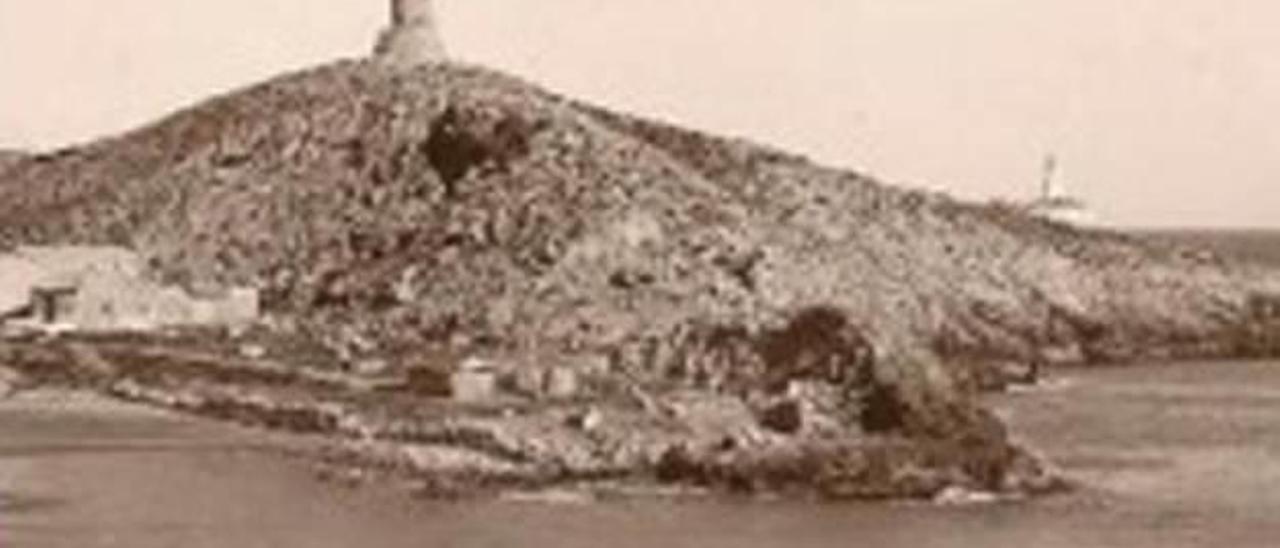 Una torre vigía llegó a coronar la antigua isla.