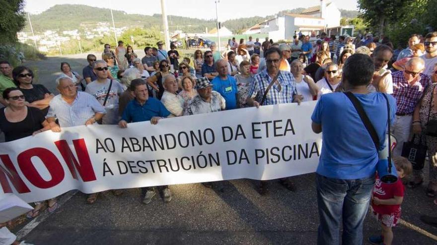 Los vecinos acudieron hasta el antiguo recinto militar para denunciar su olvido. // Ricardo Grobas