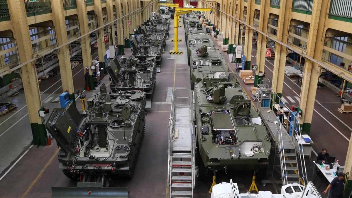 Una de las naves de la fábrica de Santa Bárbara Sistemas en Trubia.