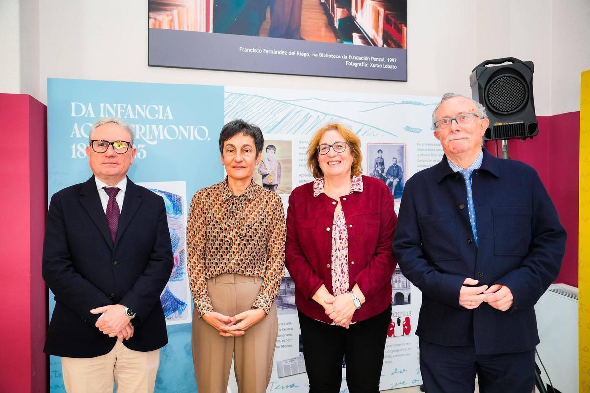 Xosé Manuel Dasilva, Dolores Vilavedra, Olga Alonso y Manuel Puga, en la inauguración de la muestra.