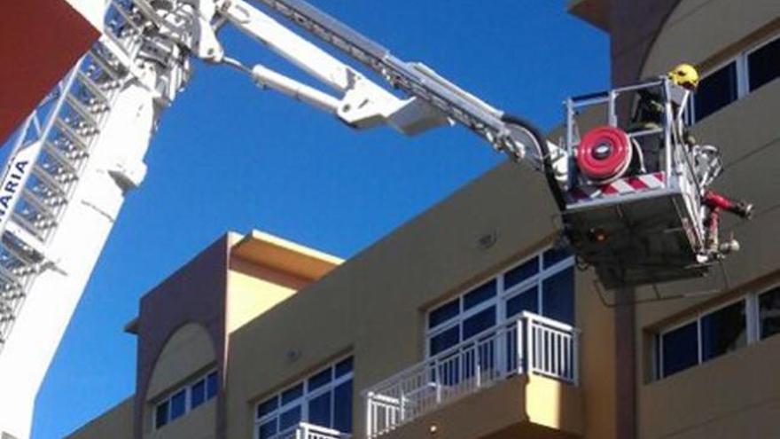 Los bomberos retiran cascotes de un edificio