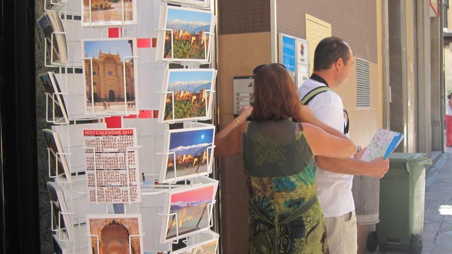 Turistas españoles en Granada.