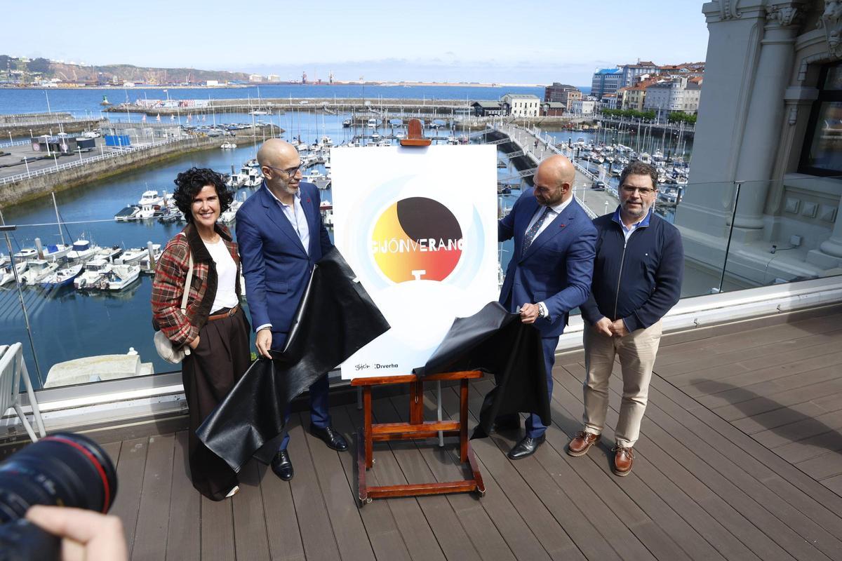 Por la izquierda, Sara Menéndez, Oliver Suárez, Jesús Martínez Salvador y José Antonio Migoya, descubriendo la imagen del verano gijonés.