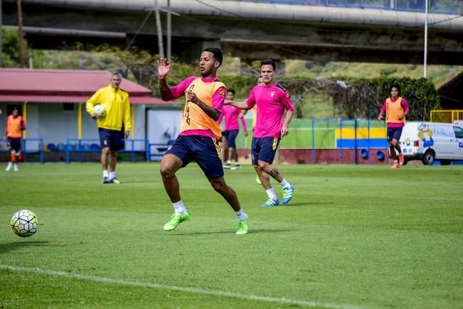 Entrenamiento de la UD LAS PALMAS en Barranco ...