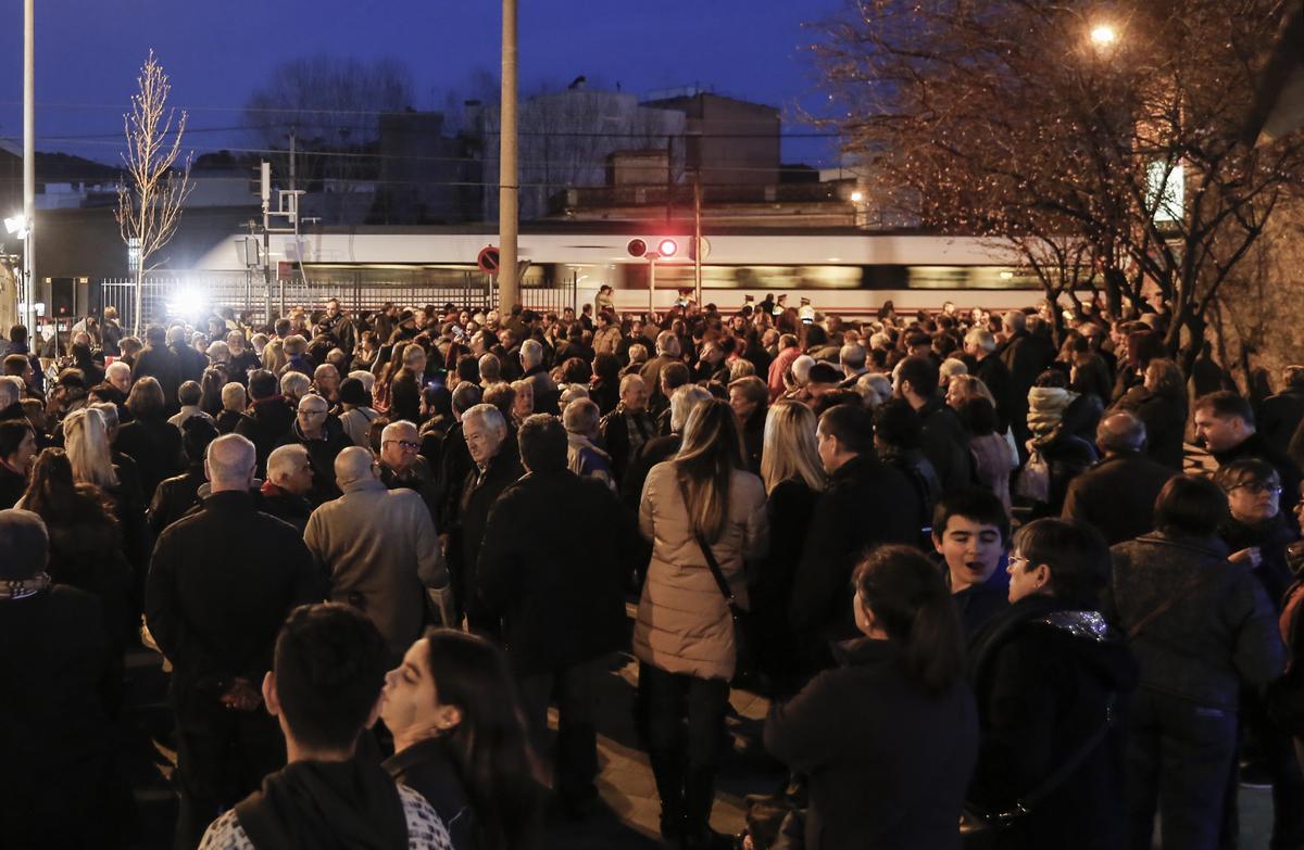 Montcada i Reixach 22/2/2017 Concentracion en protesta por las muertes causadas en el paso a nivel de los trenes.Foto de Julio Carbo