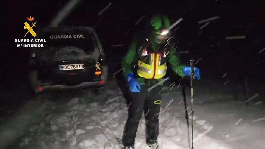 Una guardia civil emprende la búsqueda del senderista posteriormente hallado en el Circo de Soaso.