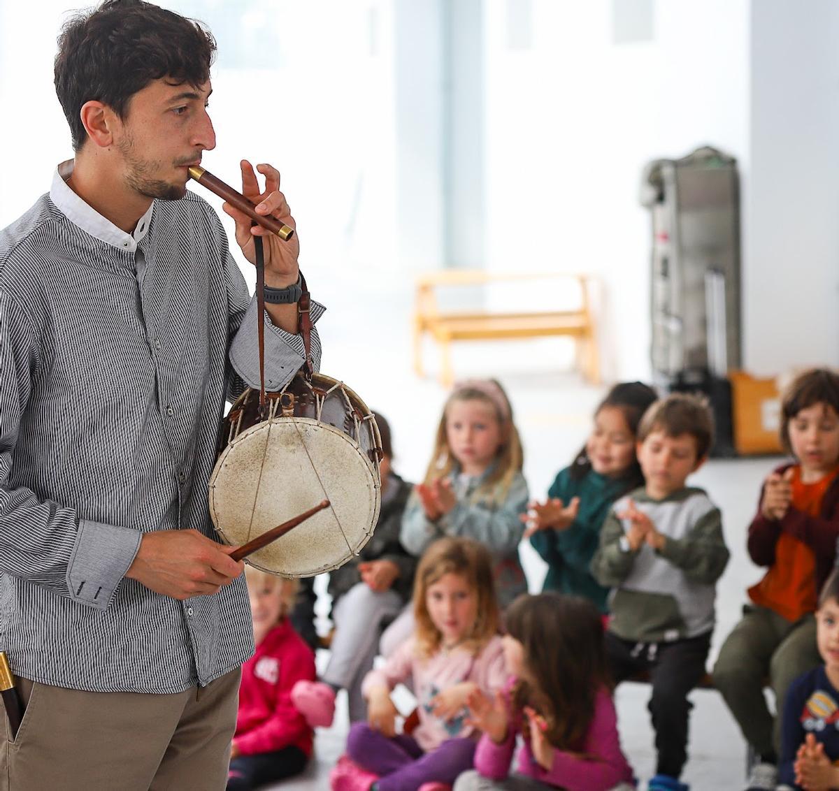 El músic i professor Càndid Trujillo impartint un taller de música tradicional de Mallorca a una escola