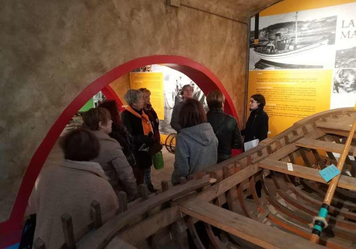 Las mujeres de la peña "Les Rurales", en la exposición permanente de la industria conservera.