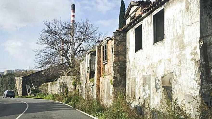 Casas ruinosas de San Xosé junto a la carretera en la avenida de Finisterre, foco de consumo y trapicheo de drogas.