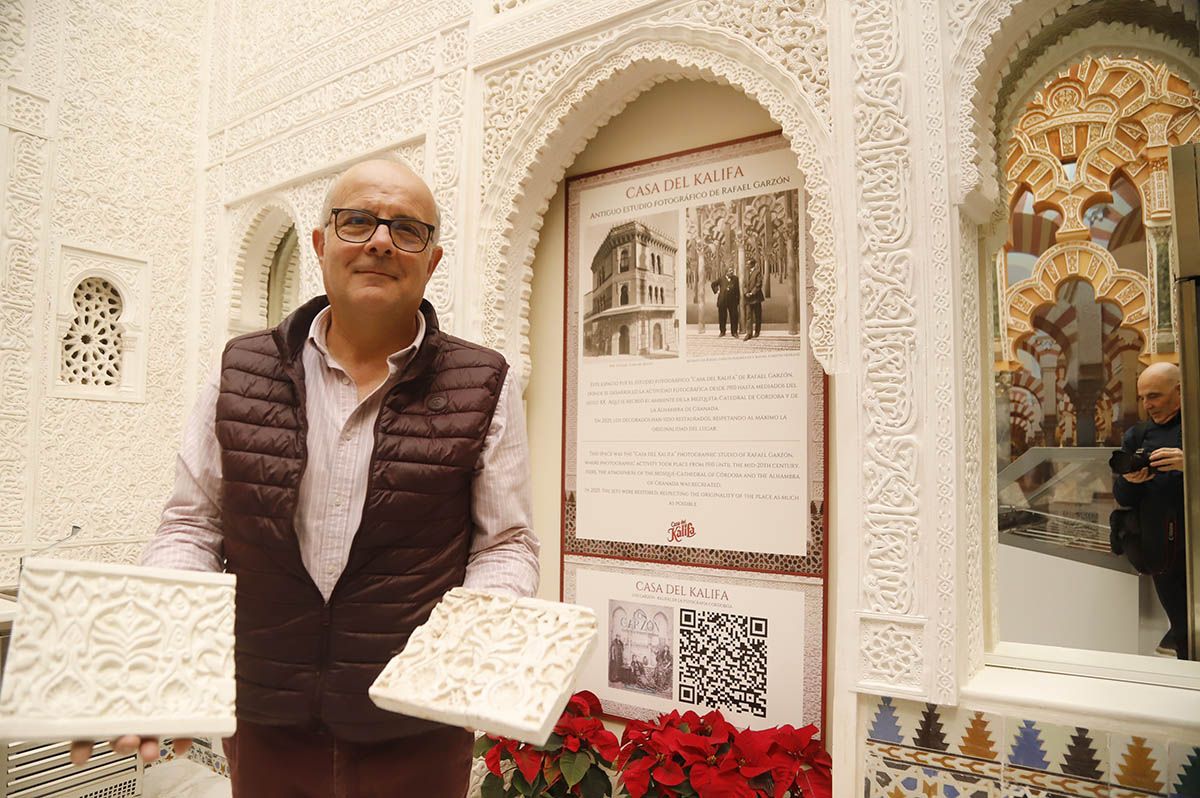 Daniel Garzón muestra el antes y el después de las yeserías