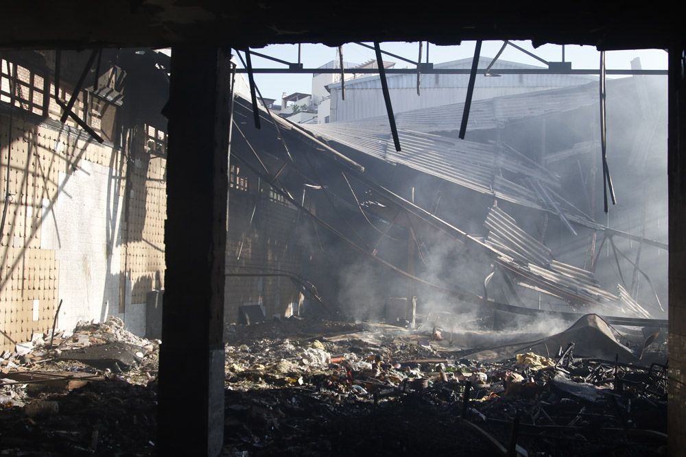 Incendio en tres naves abandonadas en Chinales